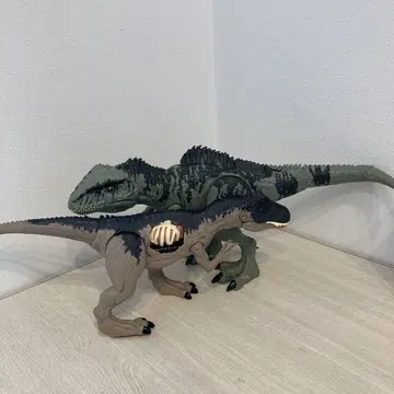 쥬라기 월드 데미지! 울부짖는 알로사우루스 깨무는 기가노토사우루스