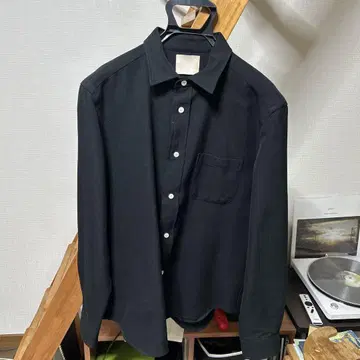 블랙 긴팔 셔츠 왼쪽 가슴 포켓 부착