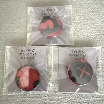 카우스 KAWS TOKYO FIRST 캔뱃지 3개 세트