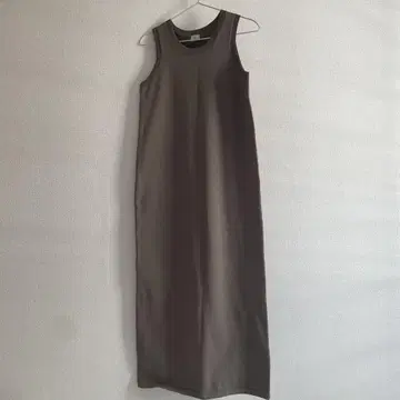 그린 레이블 릴랙싱 슬리브리스 롱 원피스 올리브