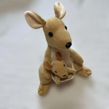 캥거루와 어린이 봉제 인형