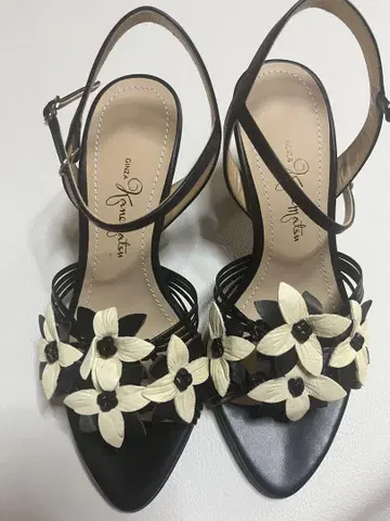 긴자 카네마츠 플라워 장식 블랙 샌들 21.5cm
