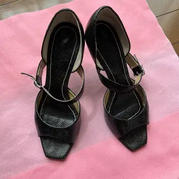 긴자 카네마츠 오픈토 하이힐 블랙