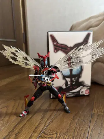 S.H.Figuarts 진골조제법 가면라이더 카부토 하이퍼 폼