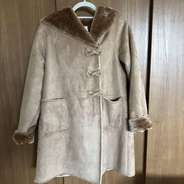 베이지 후드 부착 무스탕 코트