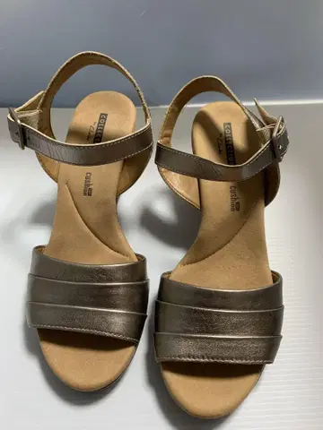 [ 상태 좋음 ] Clarks 천연 가죽 메탈릭 실버 UK4