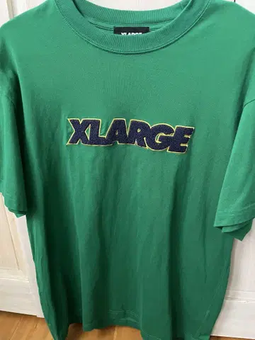 XLARGE 그린 로고 자수 티셔츠