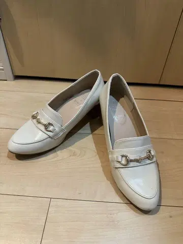 화이트 로퍼 중간 힐 금장 장식 포함
