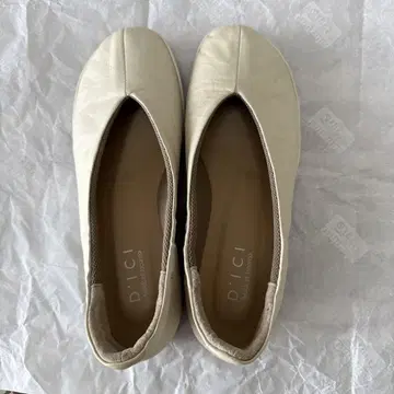 D'ICI V컷 플랫 펌프스