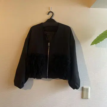 프릴 포켓 부착 블랙 자켓