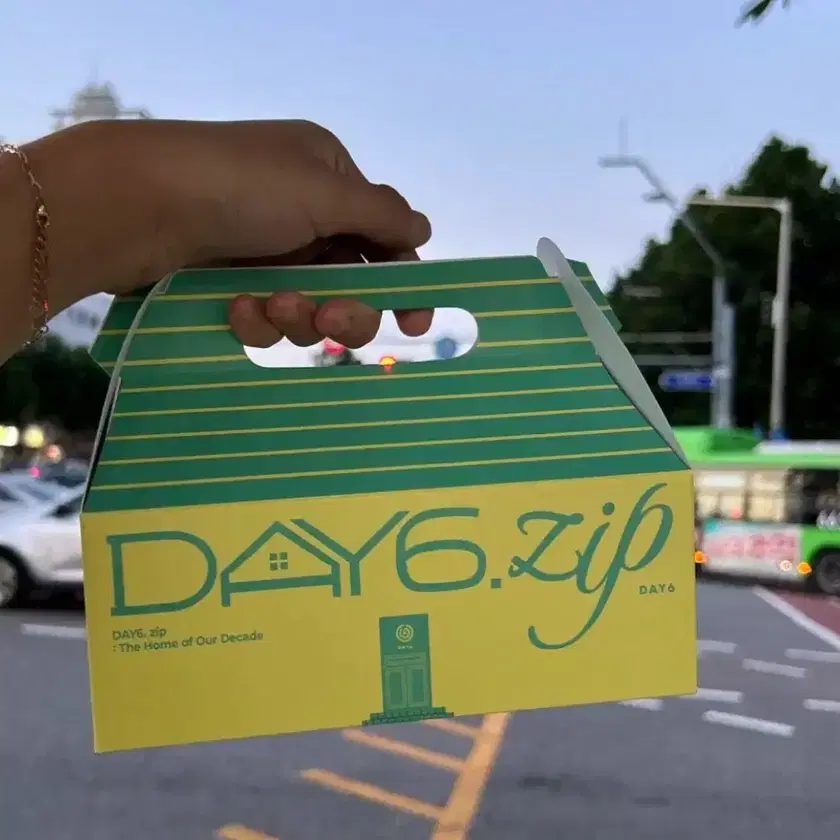 DAY6 | 데이식스 DAY6 zip pop up gift on Bunjang Global Site.