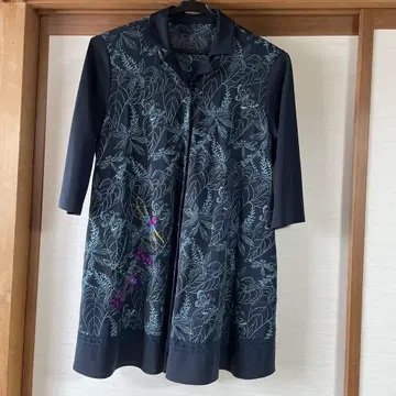 TOKUKO 꽃무늬 잠자리 자수 오분 소매 셔츠