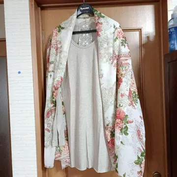 goa 베이지 긴팔 상의 꽃무늬 스톨 포함