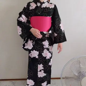블랙 베이스에 핑크 꽃무늬 유카타