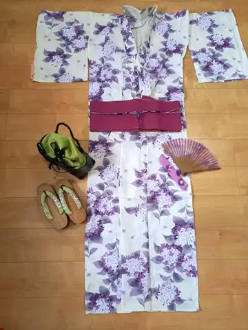 유카타 보라색과 화이트 꽃무늬 오비 조리 부채 기모노 착용법 세트 일식