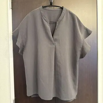 Spick&Span 그레이 V넥 플레어 소매 셔츠