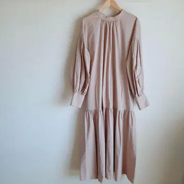 개더 절개 드레스 베이지 티어드 원피스 백리본 리오셀