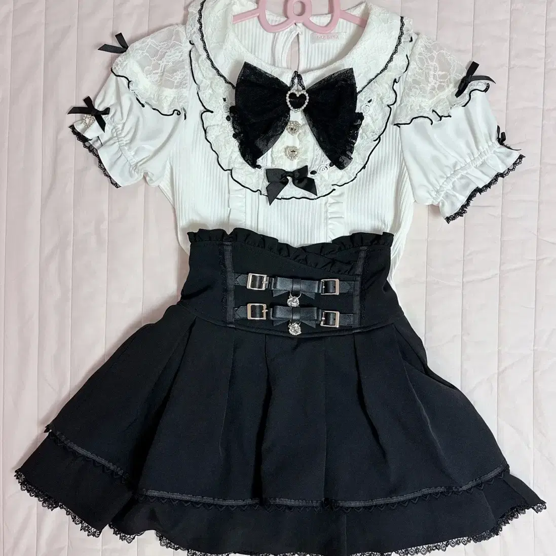 ribbonbit Tippy Shirring Blouse black on Bunjang Global Site.