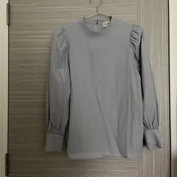 라이트 그레이 라운드넥 셔츠