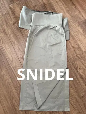 SNIDEL 스나이델 슬릿 펜슬 스커트 카키