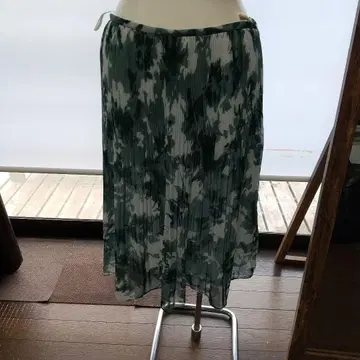 그린 계열 플리츠 스커트 무릎 기장