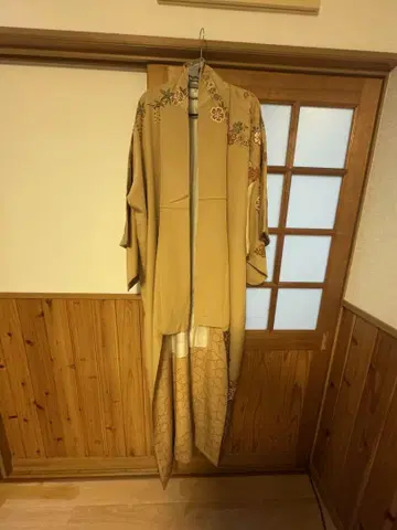 연한 옐로우 컬러 꽃무늬 자수 호몬기