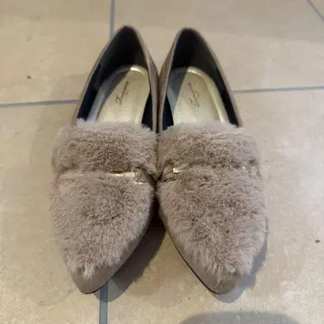 [컨디션 최상] 복슬복슬 퍼 장식 플랫 펌프스 베이지 22.5cm