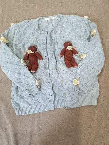 원더풀 월드 스카이블루 가디건. 곰 포함. 약간의 얼룩 있음
