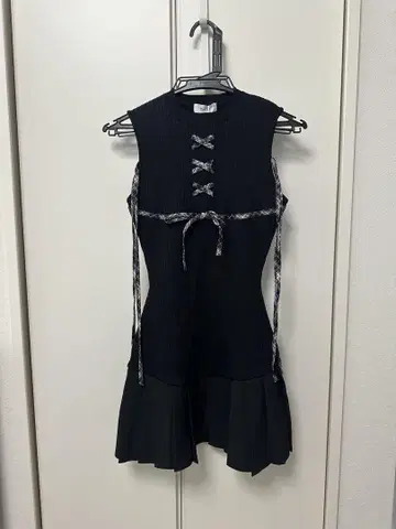 다리치 도킹 레이스업 미니 원피스