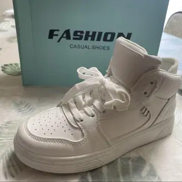 화이트 하이컷 캐주얼 슈즈 SHEIN 23.0cm 26