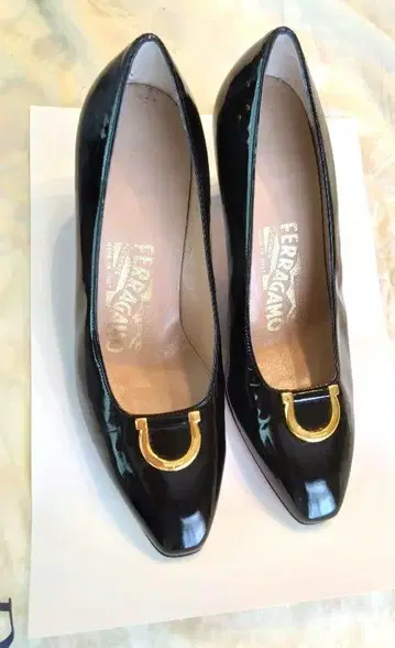 Ferragamo 에나멜 블랙 펌프스 23cm