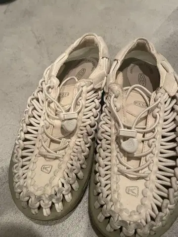 KEEN UNEEK 아이보리 우먼