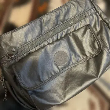 Kipling 메탈릭 그레이 숄더백