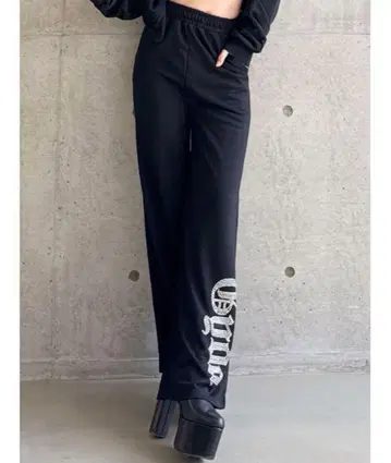 GYDA 라메 플레어 팬츠