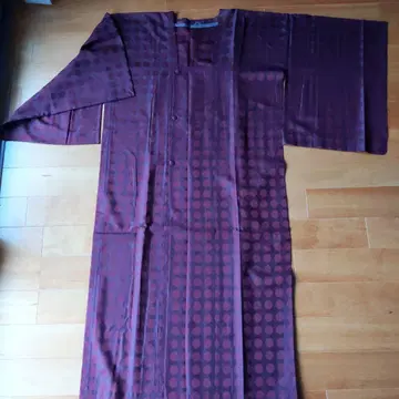 보라색 도트 무늬 비 코트