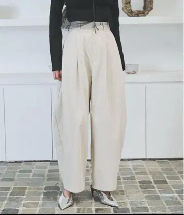 AIC. 커브 실루엣 턱 팬츠 아이보리