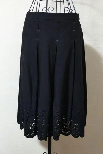 [ JAEGER ] 블랙 플레어 스커트 무릎 기장 레이스 장식
