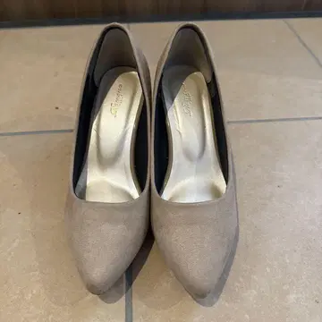 새상품급 스웨이드 펌프스 베이지 계열 23cm