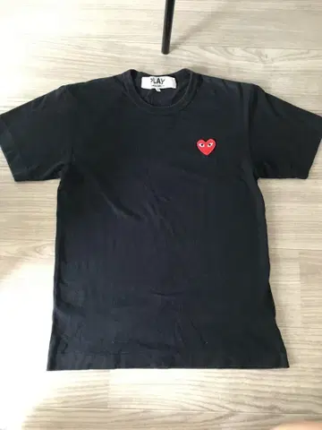 가르송 PLAY 하트 자수 블랙 T셔츠