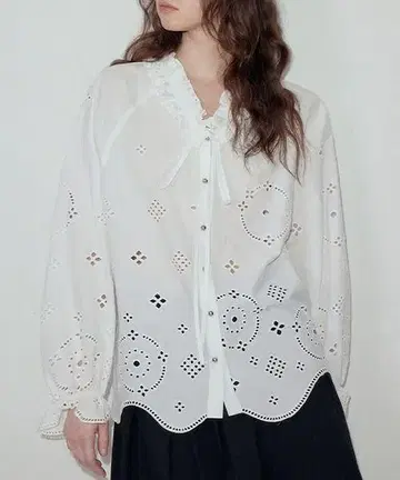 프릴 V넥 펀칭 레이스 코튼 셔츠