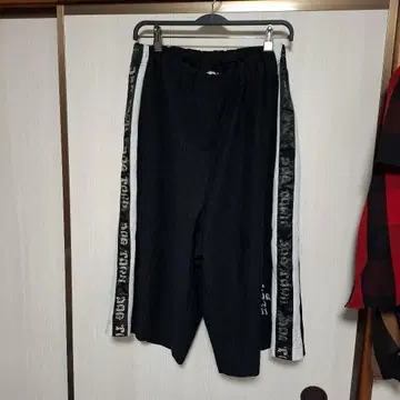 블랙 사이드 스트라이프 하프 팬츠