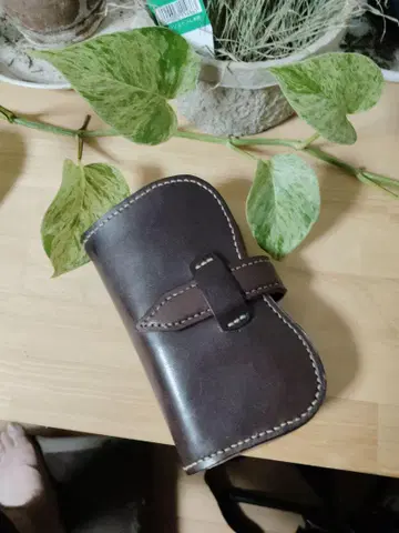 도치기 가죽 미들 지갑 새들 레더 초코