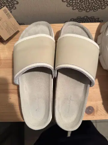 Hender Scheme 카마보코 샌들