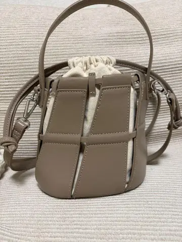 ZARA 컷워크 백 베이지