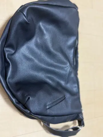 블랙 합성 피혁 숄더백