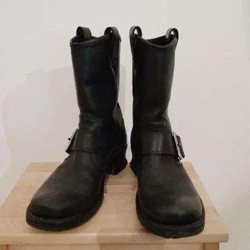 블랙 가죽 엔지니어 부츠 버클 포함