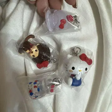 몬치치 x 헬로키티 메지루시 액세서리
