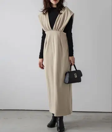 미사용 새상품 라지엠 V넥 개더 오버롤 스커트 베이지 M