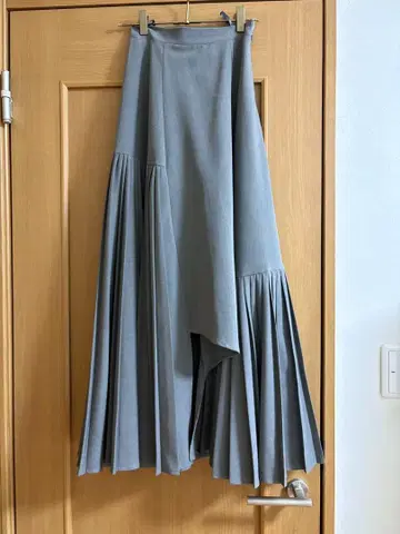 에직 Ezick 언밸런스 플리츠 스커트 그레이