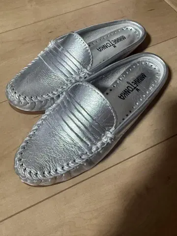 실버 미네통카 뮬 스니커즈 22.5 23.0 실버